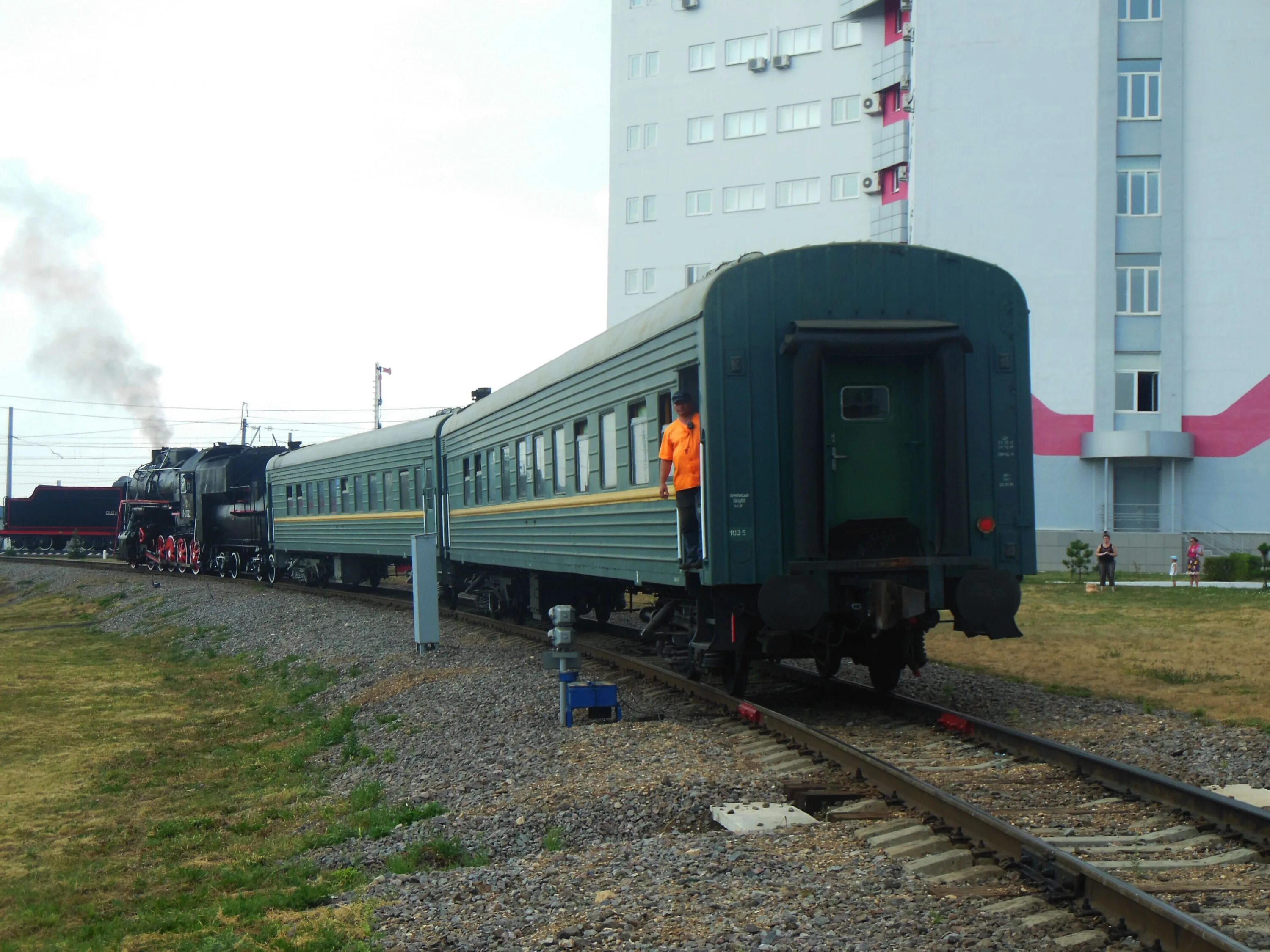 В первых двух вагонах электрички. В трëх вагонах поезда едут 80 пассажиров. В первых двух вагонах электрички. В трёх вагонах поезда едут 100 пассажиров в первом. Электропоезд пассажирский эд4м.