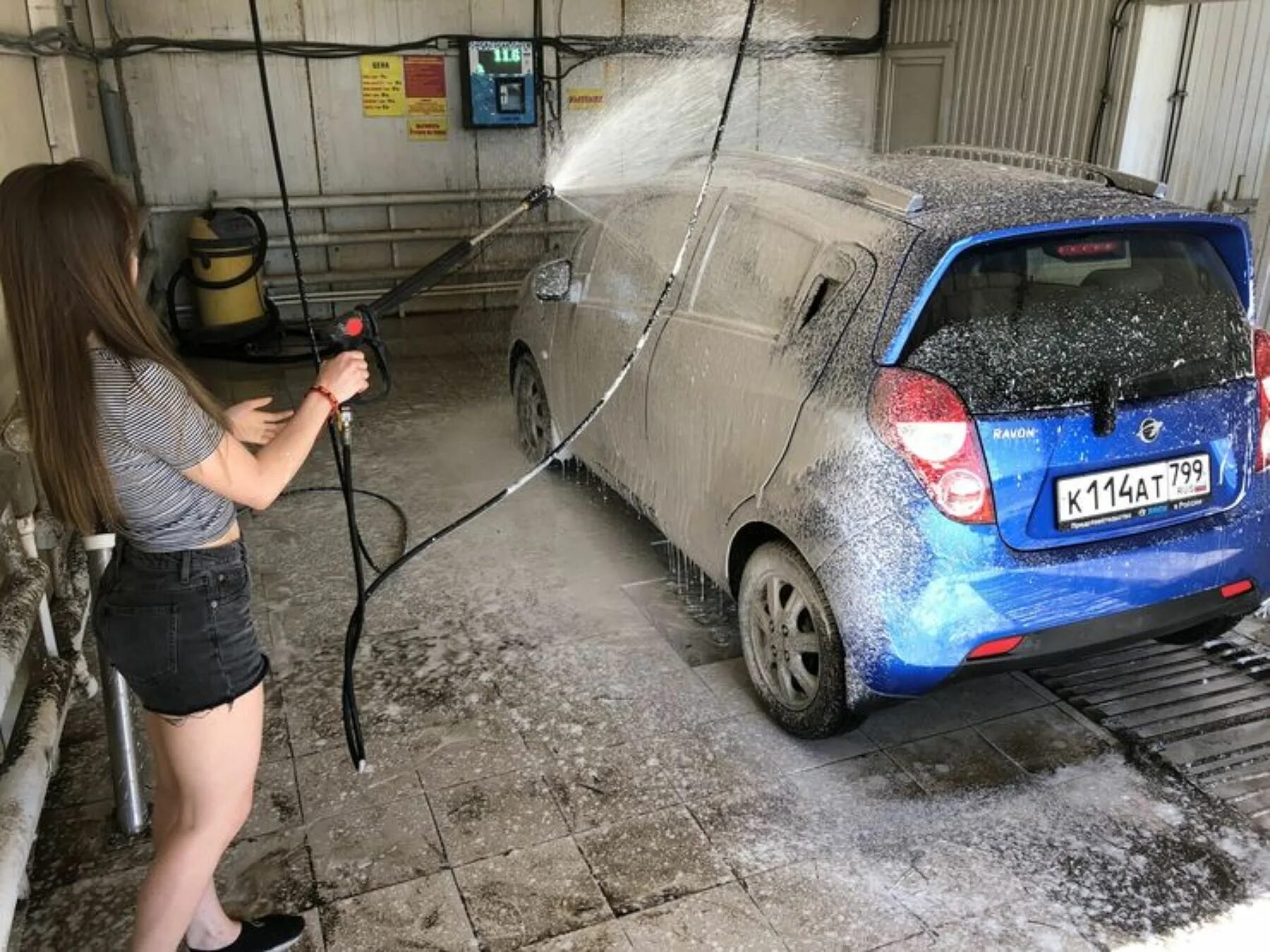 Автомойка самообслуживания car Wash. Помыть машину. Мойка машины на мойке самообслуживания. Машина на автомойке. Автомойка как пользоваться видео