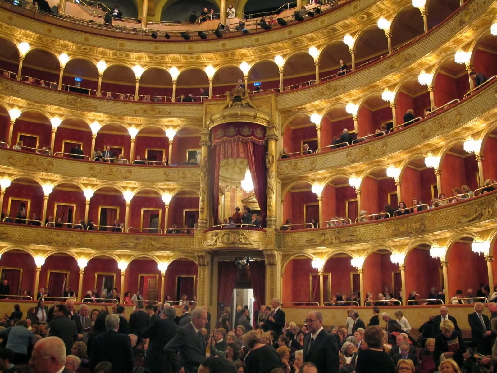 Оперный театр в Риме. Римский оперный театр (Teatro dell’Opera). Римский оперный театр зал. Рим Римская опера.