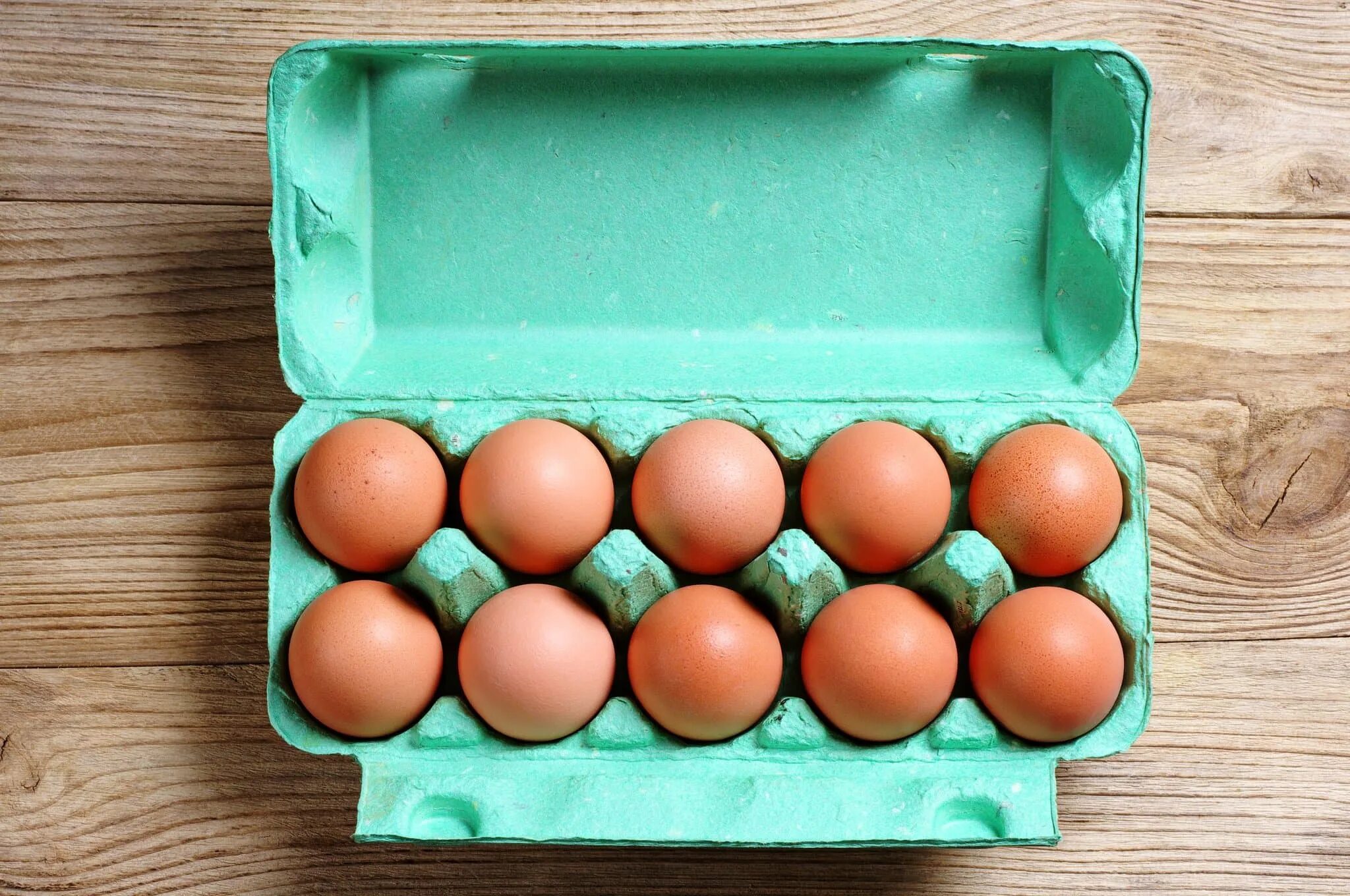 Яйца лучше купить. Яйца в коробке. Коробка для яиц. Куриные яйца в зеленой коробке. Замороженные яйца.