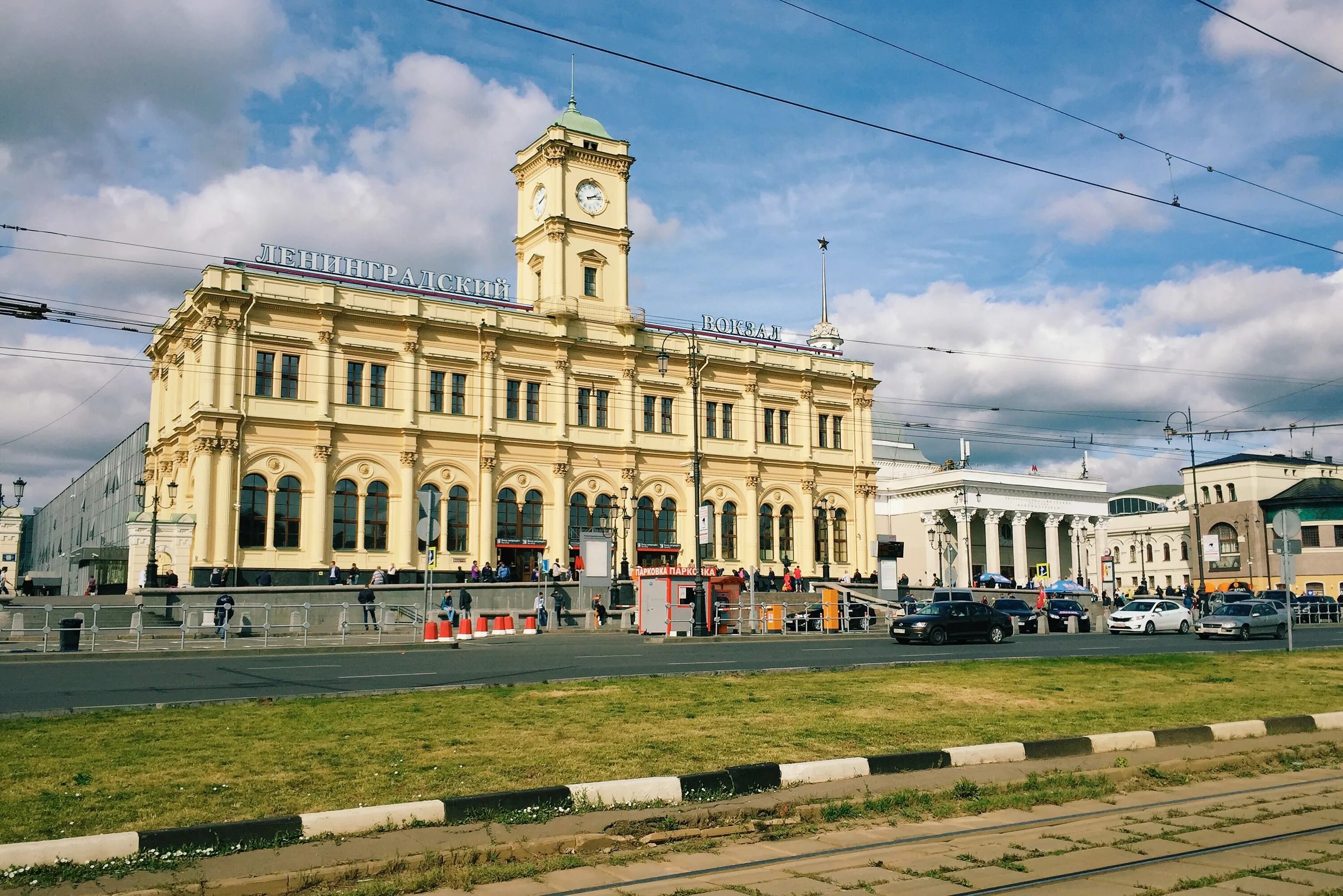 Москва ленинградская белорусский вокзал. Ленинградский вокзал Москва. Рижский вокзал панорама. Ленинград вокзал. Площадь Ленинградского вокзала.