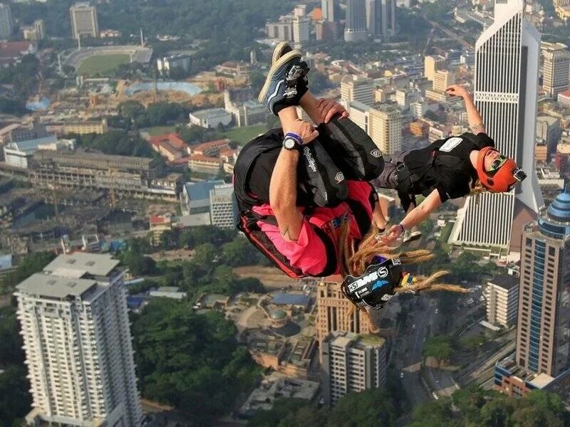 Самые опасные увлечения. KL Tower бейсджампинг. Джампинг Куала Лумпур. Гора Асгард бейсджампинг.