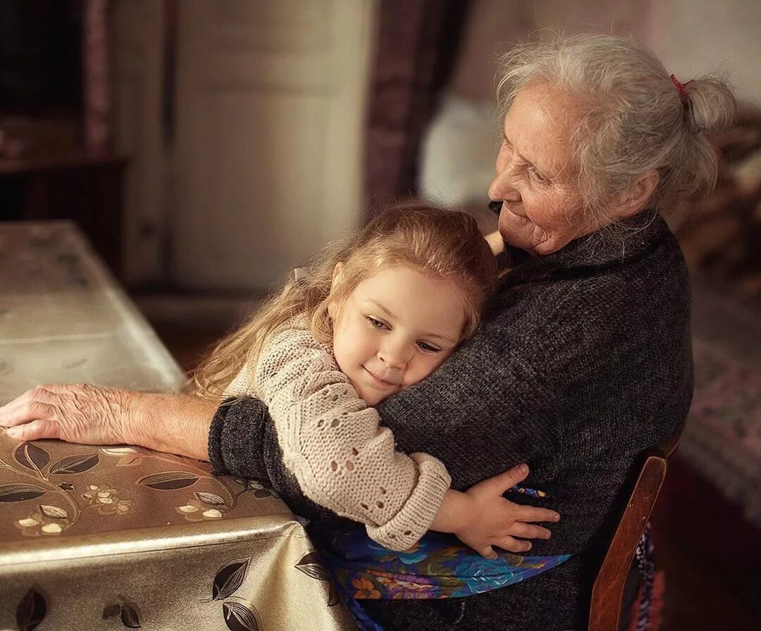 Учи русский внучок. Бабушка и внучка. Фотосессия с бабушкой. Бабушка с внуками. Бабуля с внучкой.