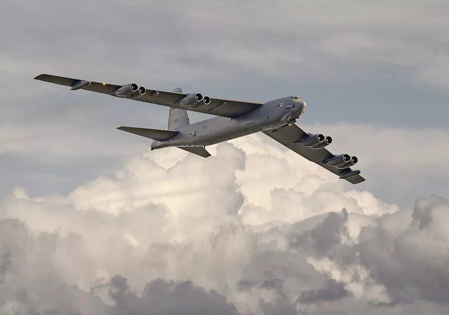 B 52h. B-52h Stratofortress ВВС США. B 52 бомбардировщик. Стратегический бомбардировщик b-52h Stratofortress. Стратофортресс в-52н стратегический бомбардировщик.