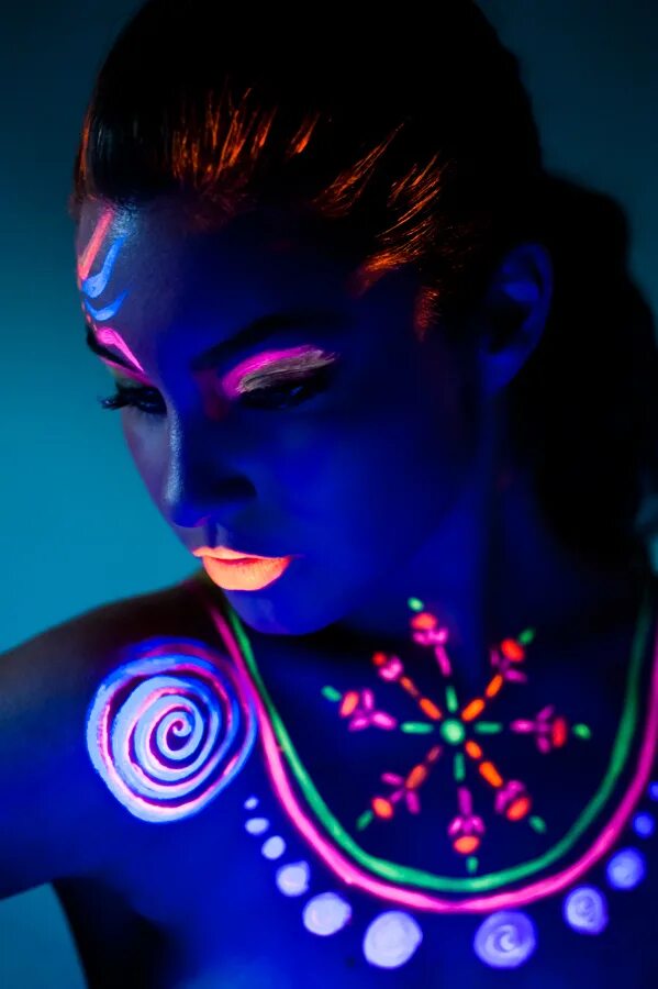 Glowing макияж. Флуоресцентный макияж. макияж флуоресцентными красками. неоновые краски. ультрафиолетовый грим.