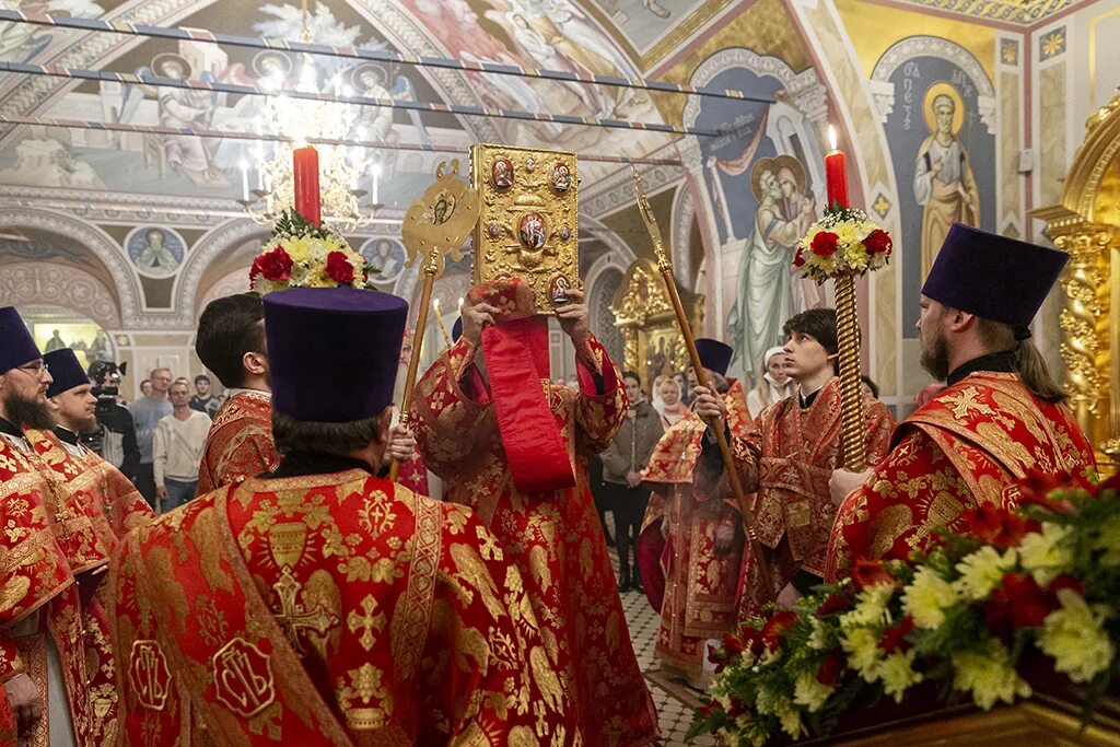 Служба в свято троицком храме. Заутреня и Пасхальная литургия. Пасхальная полунощница. Пасхальная литургия.