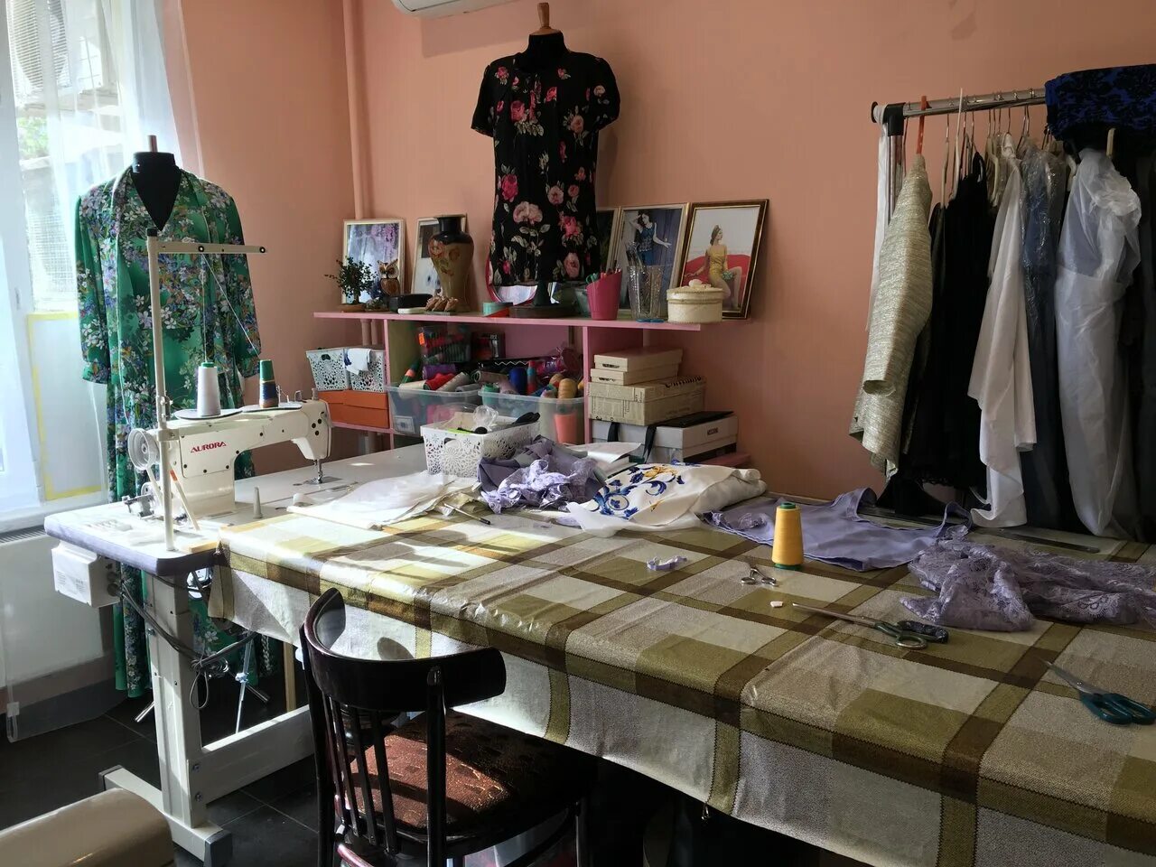 красивое ателье. интерьер ателье. студия пошива одежды. ателье. ателье дизайнера одежды.