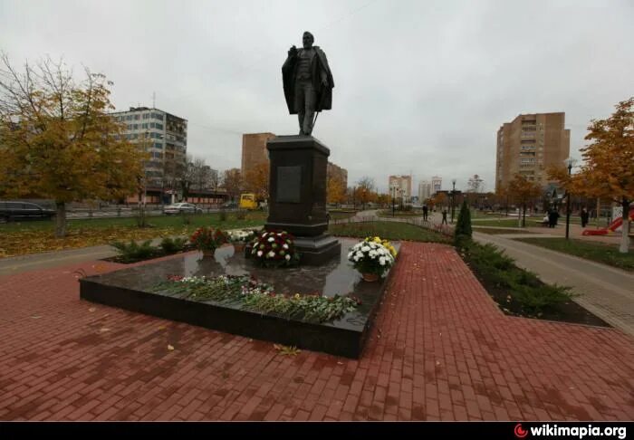 Город железнодорожный московская фото. Город Железнодорожный Балашиха. Памятники в Балашихе. Памятник Дмитрию Павловичу Рябушинскому в городе Железнодорожный. Рябушинский Железнодорожный памятник.