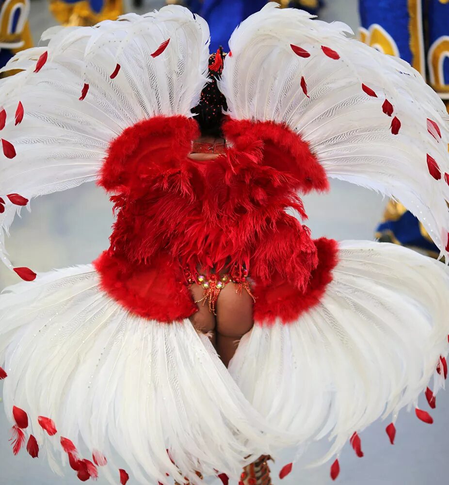 Rio 18. Рио-де-Жанейро карнавал костюмы. Бразильский карнавал. Пышный карнавал. Карнавал красок.