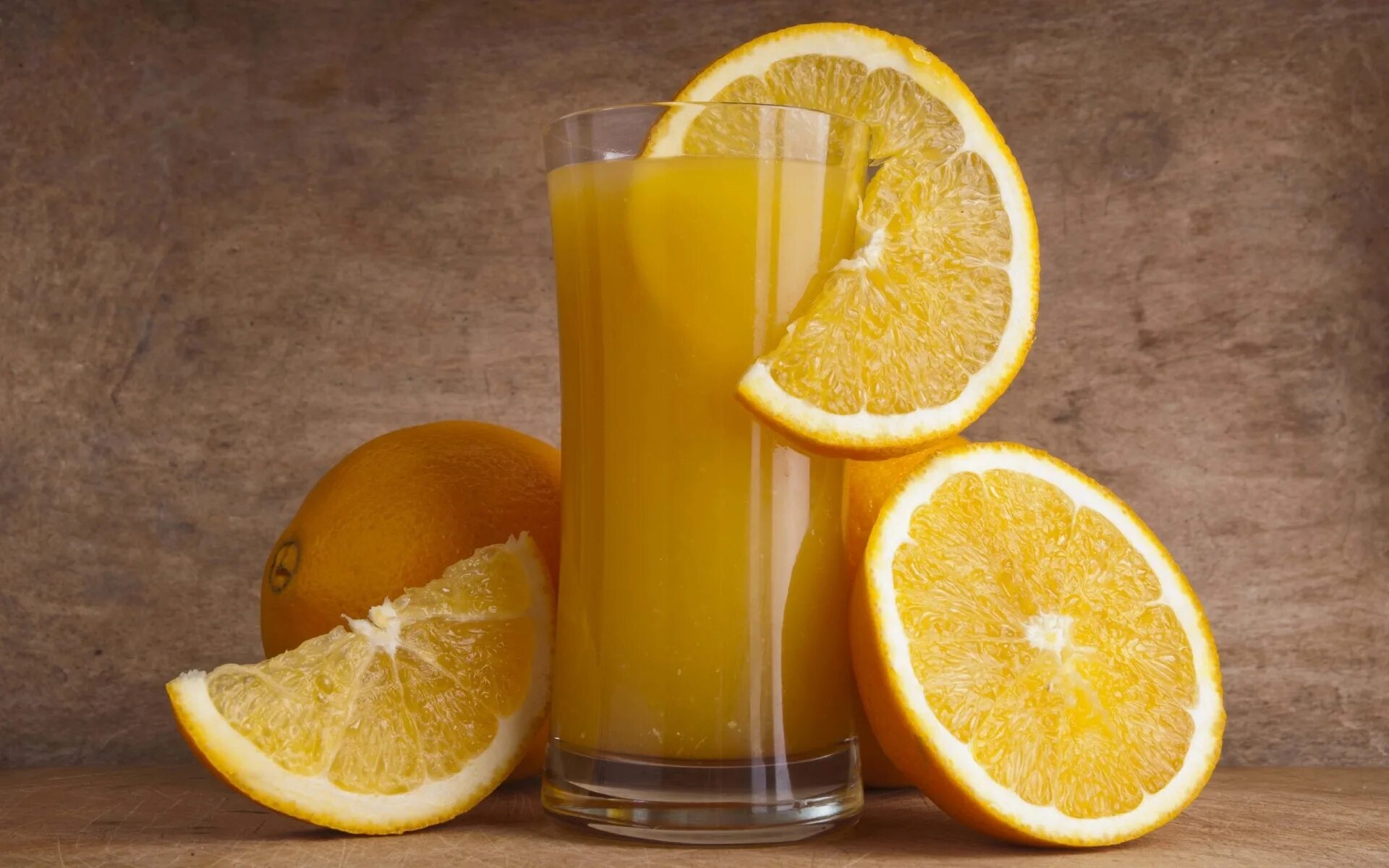 Можно ли на желтый. Апельсиновый сок. Свежевыжатый апельсиновый сок. Апельсины для сока. Стакан апельсинового сока.