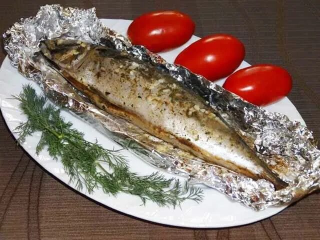 Сколько по времени запекать скумбрию в фольге. Запечённая скумбрия в горчичном соусе в духовке в фольге. скумбрия в духовке в фольге. скумбрия запеченная в духовке в фольге. вкусная скумбрия в фольге.
