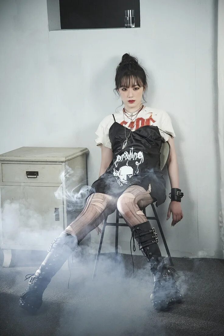 Шухуа tomboy. Клип томбой джи. G i-dle tomboy. Группа g idle tomboy. Джи айдл томбой.