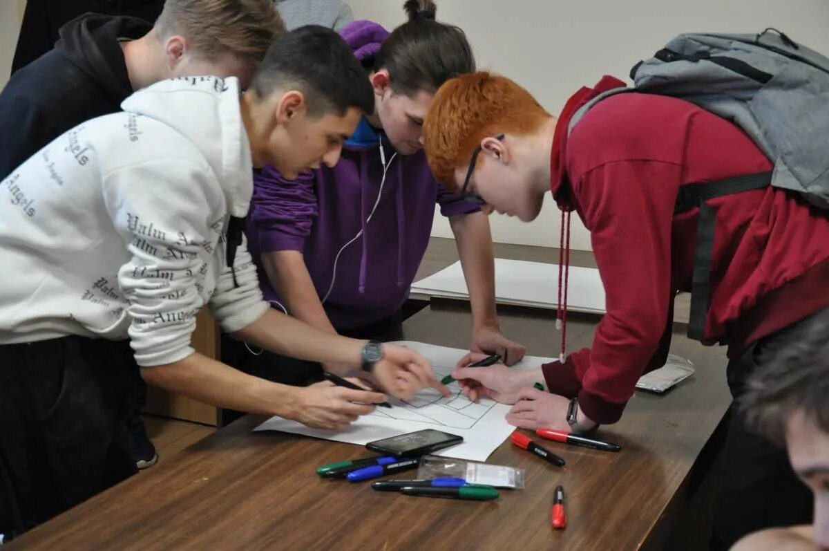 Студенты 1 курса обратились. Студенты 1 курса обратились. Ученики колледжа. Студент 1 курса. Лекторий мгу.