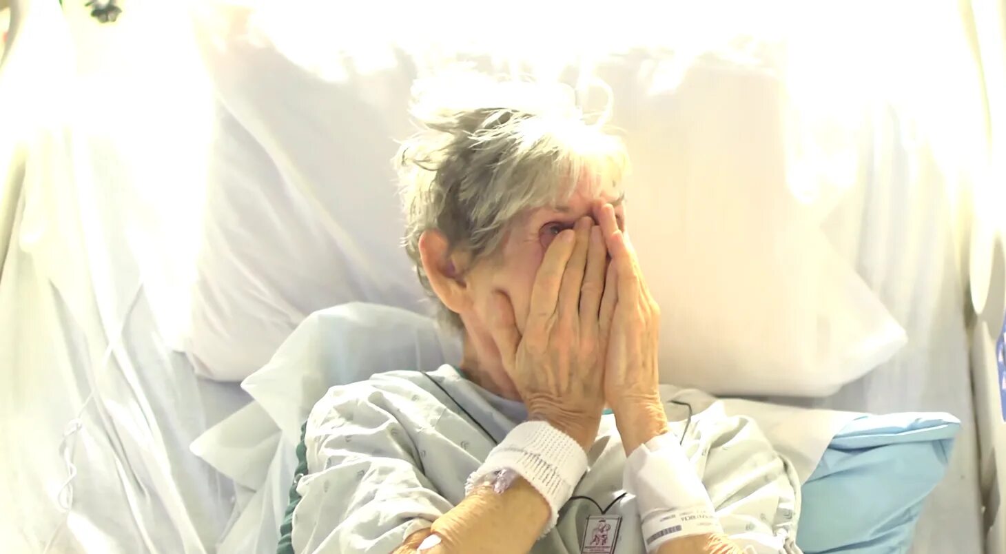 Больная бабушка в больнице. Старушка плачет в больнице. Женщина плачет в больнице. Пенсионерка страдает