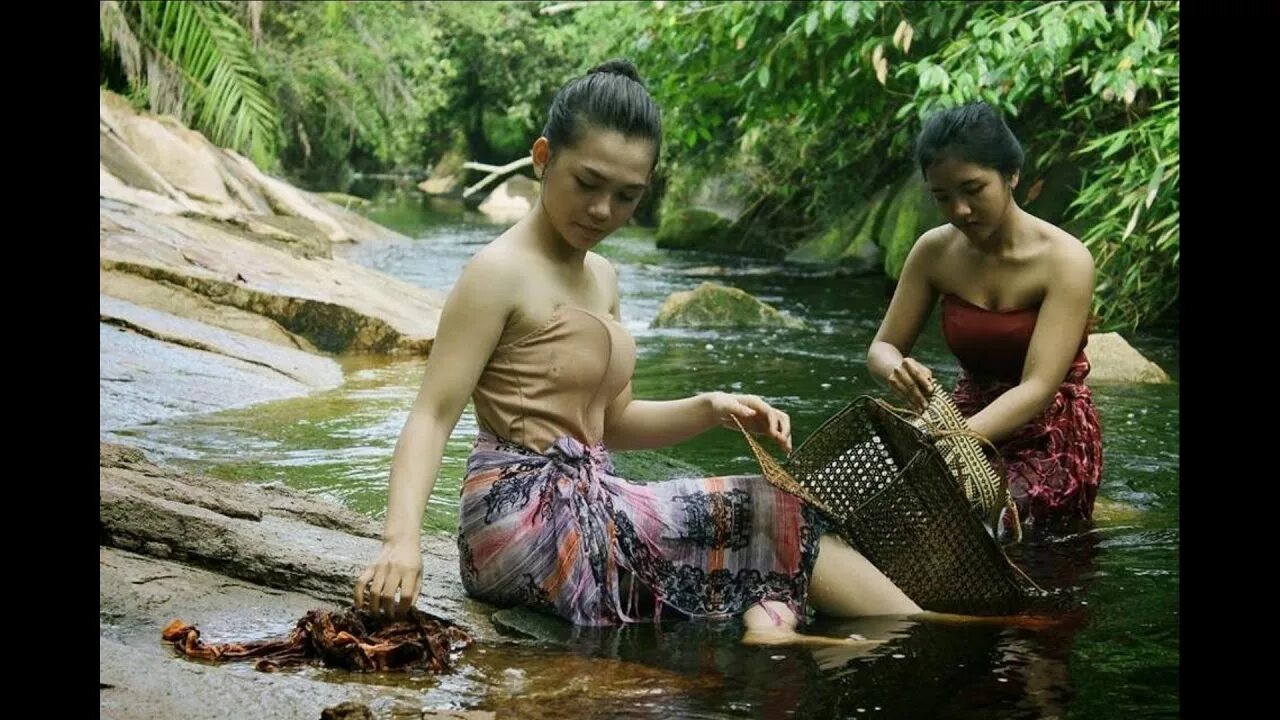 Video orang indonesia. Индонезийки топлес саронг. Cewekmandi. Ngintip Anak smp mandi.