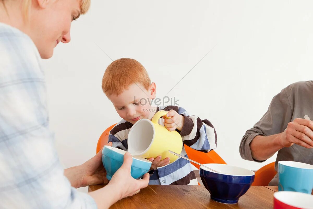 Мама наливает молоко. Наливает Молко о мальчик. Ребенок наливает молоко. Мама наливает молоко картинки.