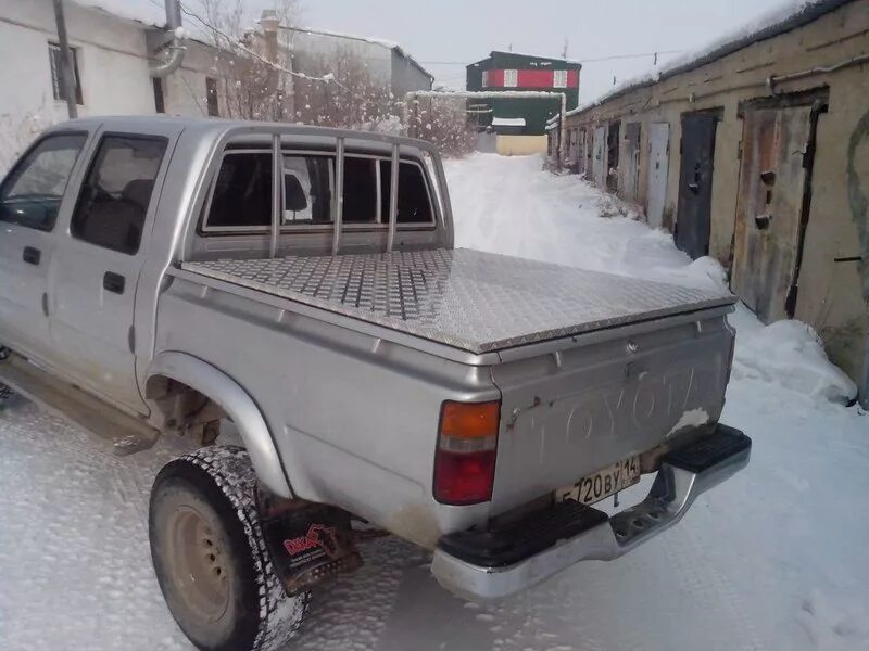 Купить пикап в свердловской области. Крышка кузова УАЗ пикап. Крышка кузова ВАЗ 2329 пикап. Фиксатор крышки кузова УАЗ пикап. Роллета в кузов пикапа л200.