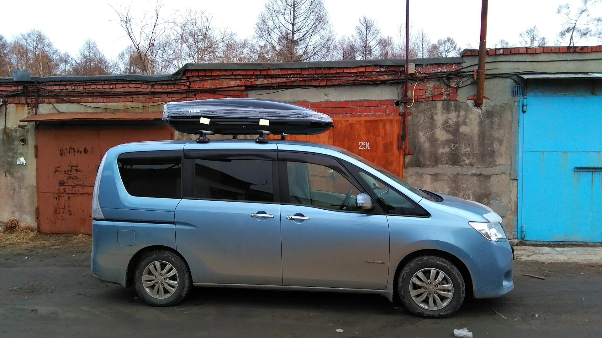 Багажник на крышу хонда фрид. Nissan Serena c26 автобокс. Рейлинги для Nissan Serena c26. Бокс на крышу Ниссан Серена с26. Багажник на крышу Ниссан Серена с26.