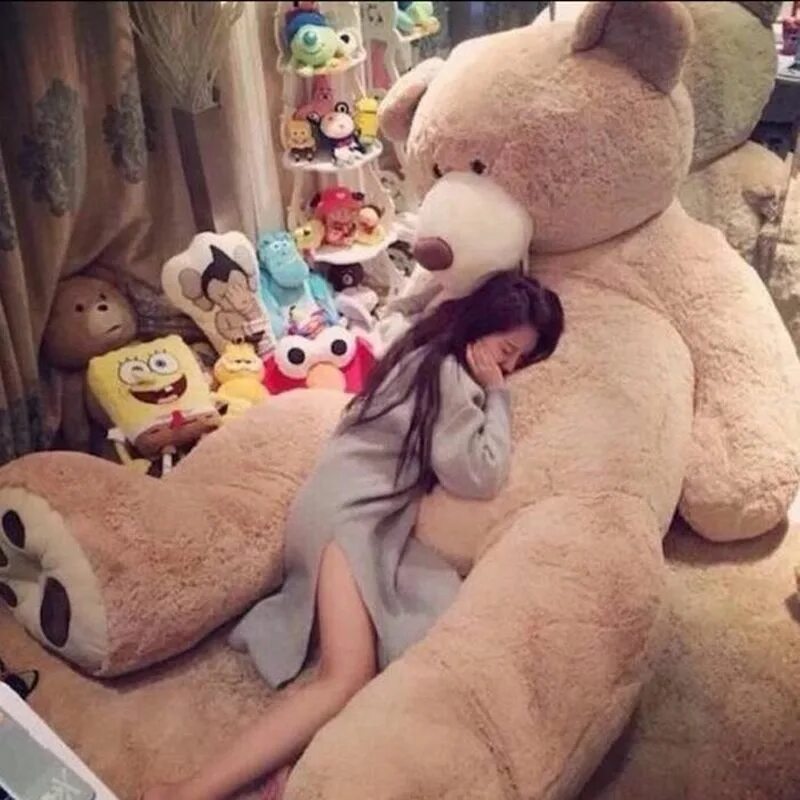 Спать с мягкой игрушкой. Плюшевый медведь 340см. Большие плюшевые игрушки. Девушка с мишкой. Девушка с большим медведем.
