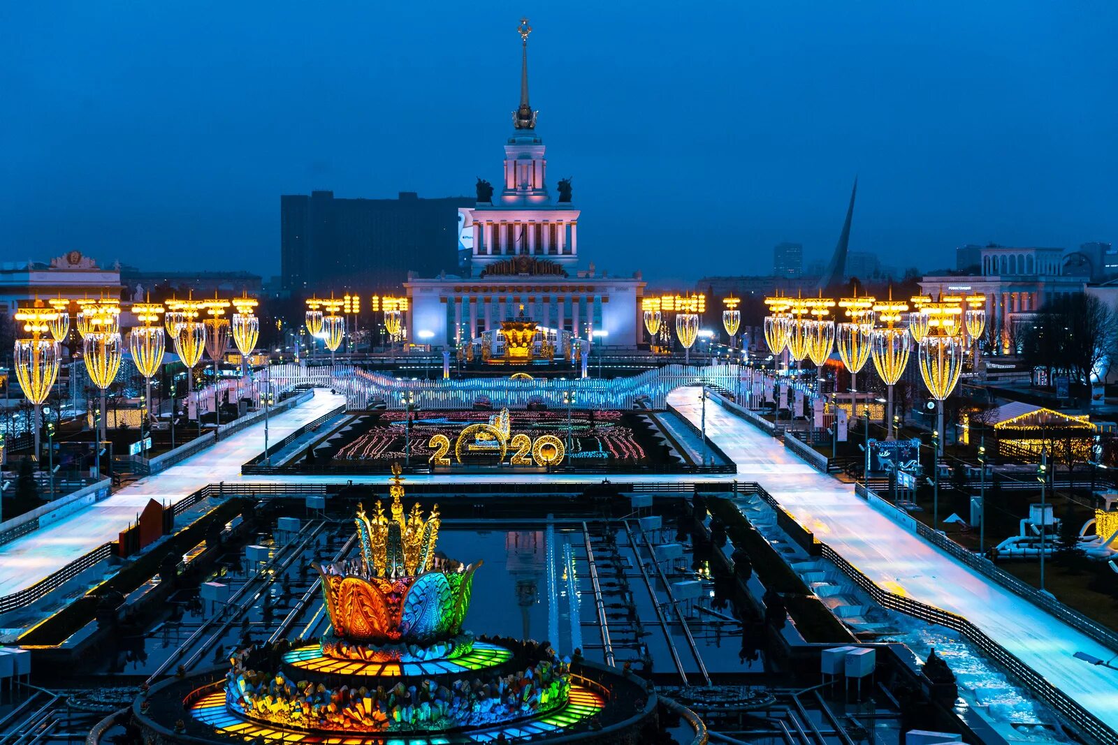 Куда можно сходить зимой. Каток вднх 2025. парк вднх москва 2025. вднх в москве каток 2025. вднх каток зимой 2025.