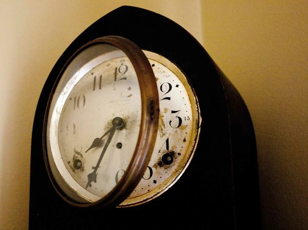 Сломанные часы можно. Разбитые часы настенные. Старые часы. Часы тикают. Сломанные настенные часы.