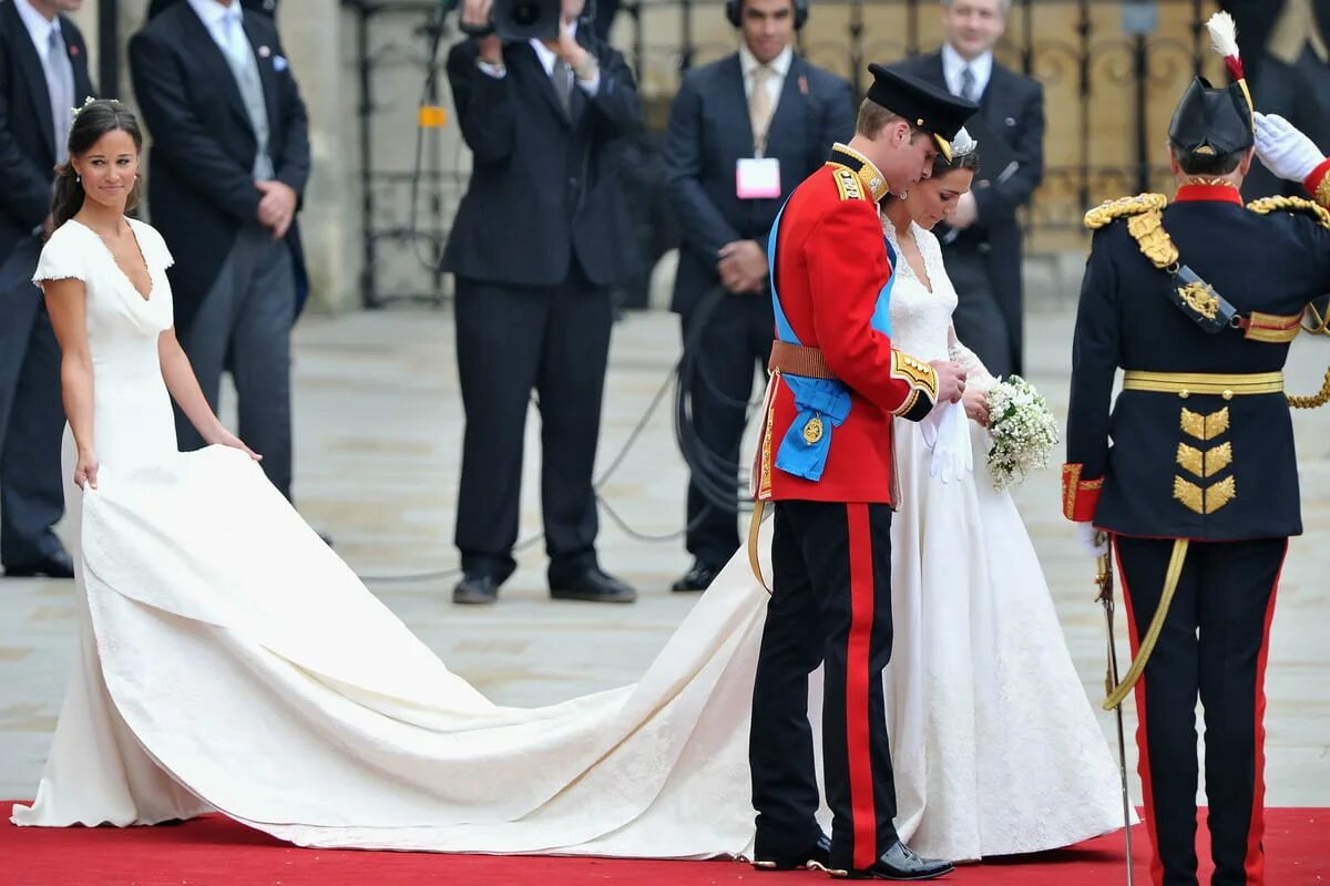 Миддлтон замуж вышла. Свадьба Кейт Миддлтон и принца Уильяма. Кейт Миддлтон свадьба. Платье Кейт Мидлтон на свадьбе. Свадебное платье Кейт Миддлтон.