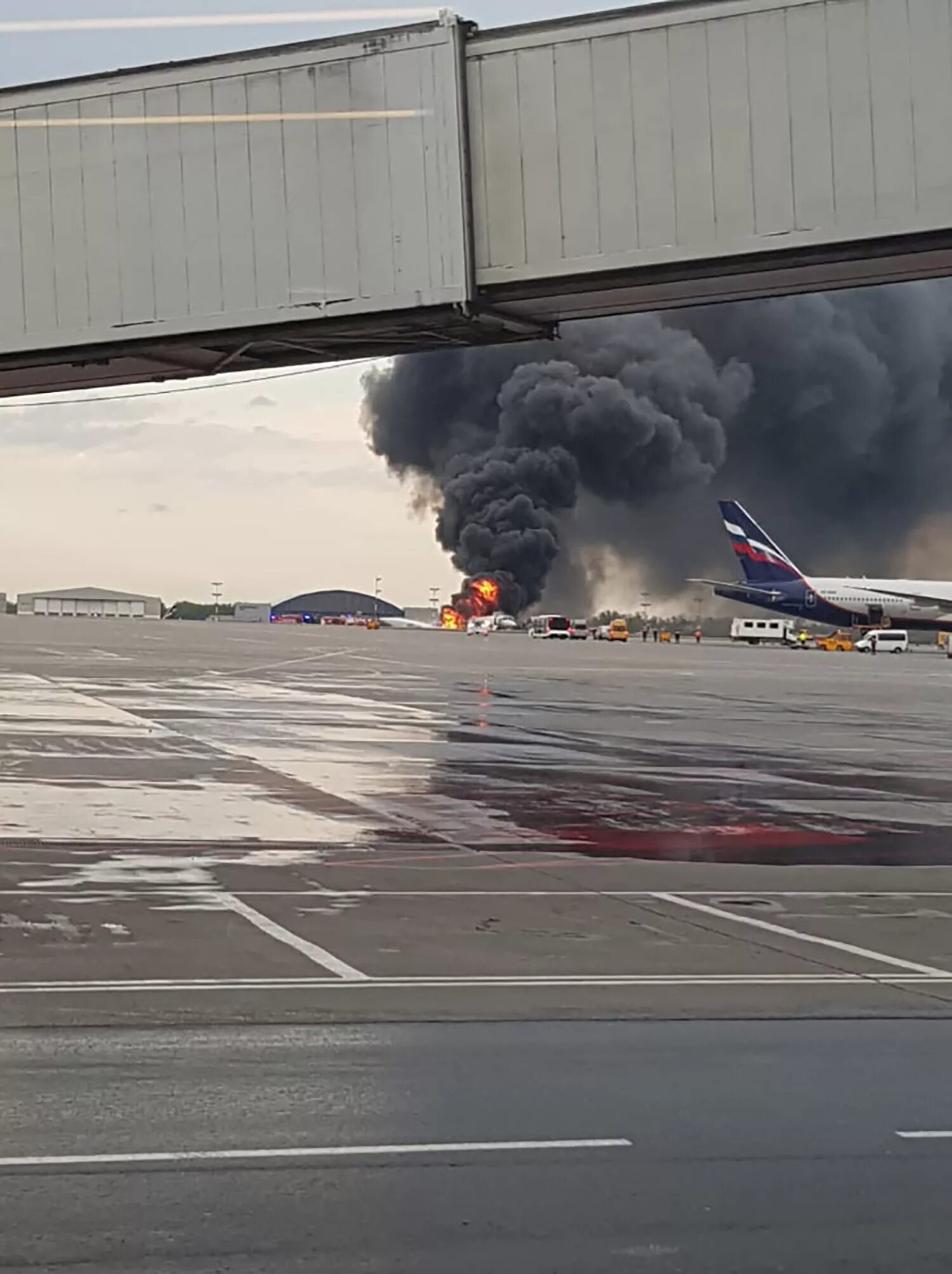 Захват самолета в шереметьево. Катастрофа в Шереметьево Суперджет. Сгоревший SSJ 100 В Шереметьево. Суперджет 100 в аэропорту Шереметьево. Катастрофа Суперджет 100 в Шереметьево.