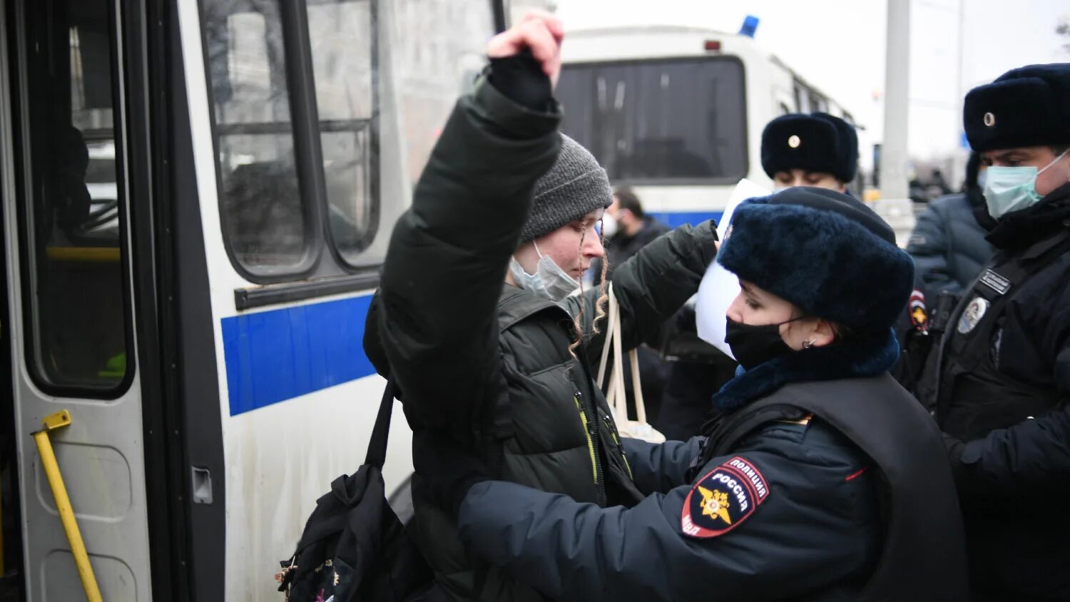 Штраф за митинг. Задержанные несовершеннолетних на митингах. Несовершеннолетние на митинге. Неподчинение сотруднику правоохранительных органов..