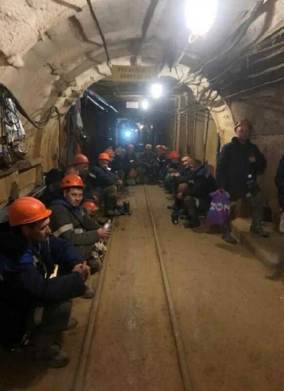 украинские шахтеры. забастовка шахтеров. шахта октябрьская кривой рог. забастова. забастовка в шахтах.