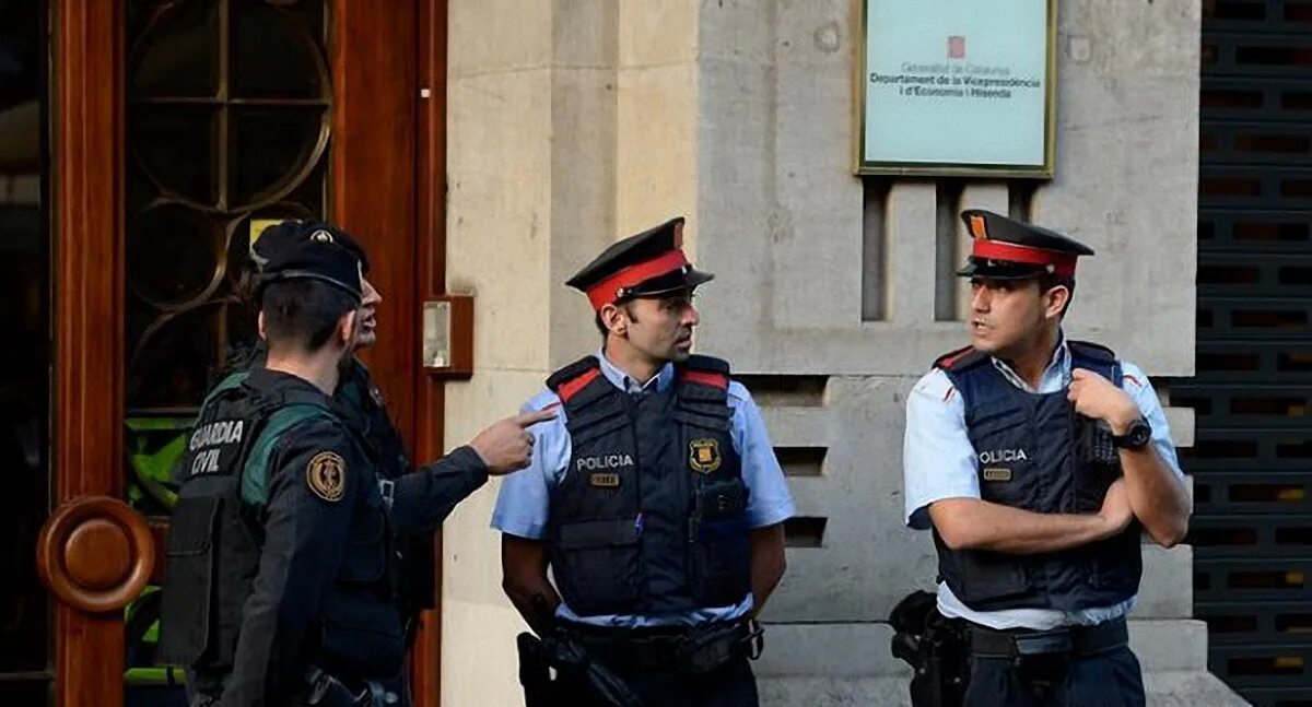 Полицейский чин сканворд. Национальная полиция Испании. Полиция Испании. Полицейские в Испании. Полиция Мадрида.