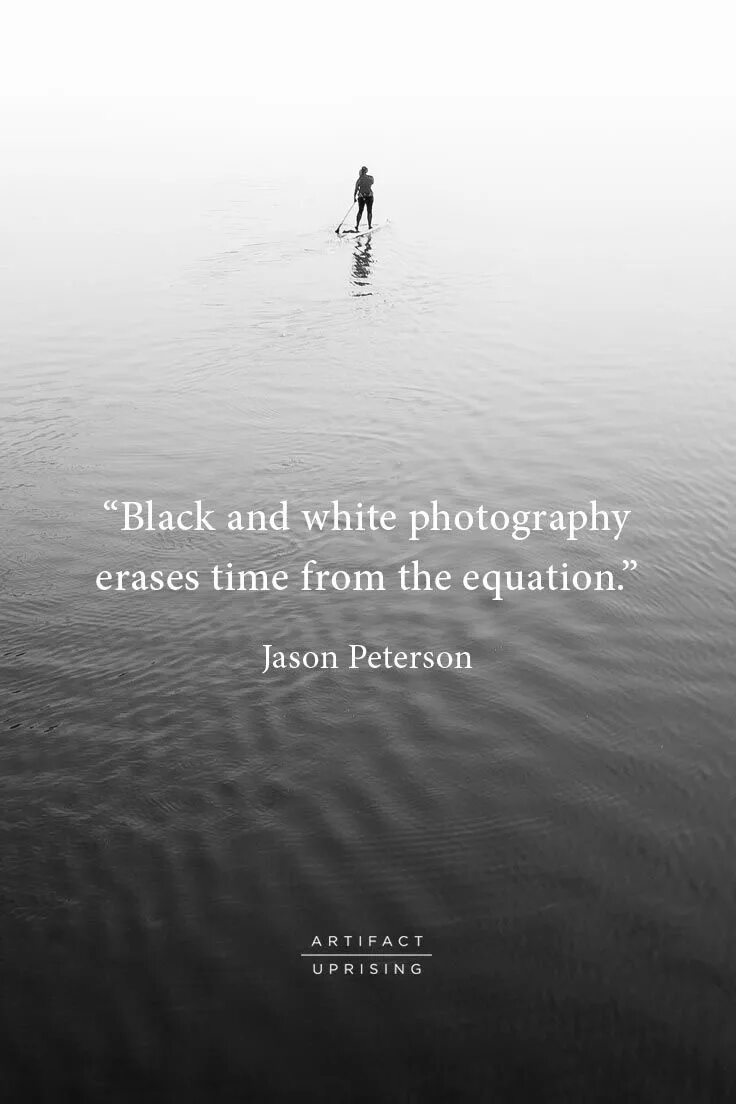 Черно белые снимки высказывания. Чёрно-белое фото цитаты. Черно белое афоризмы. Фото с Цитатами.
