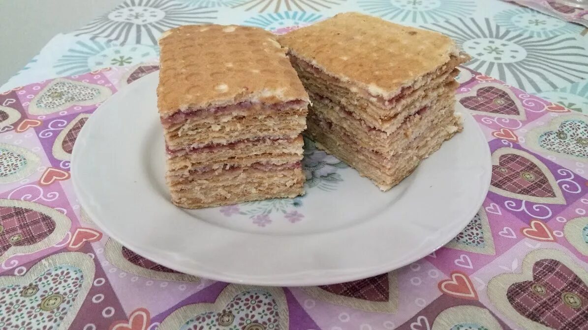 Торт с коржами и сгущенкой. Торт из коржей со сметанным кремом. Торт с вафельными коржами и сгущенкой. Вафельные коржи для торта. Торт из вафель и сгущенки.