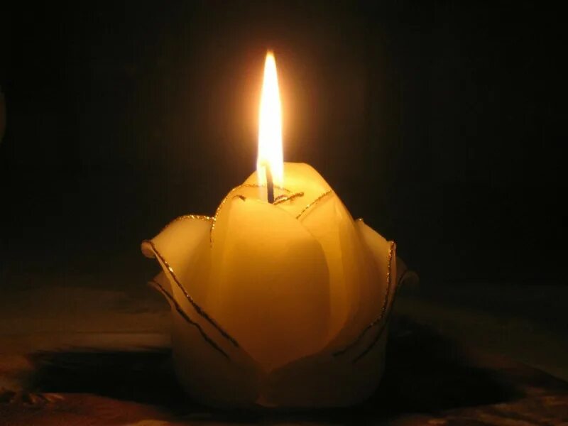 Сгорает маленький. Горящие свечи. Зажженная свеча. Красивые свечи. Свеча надежды.