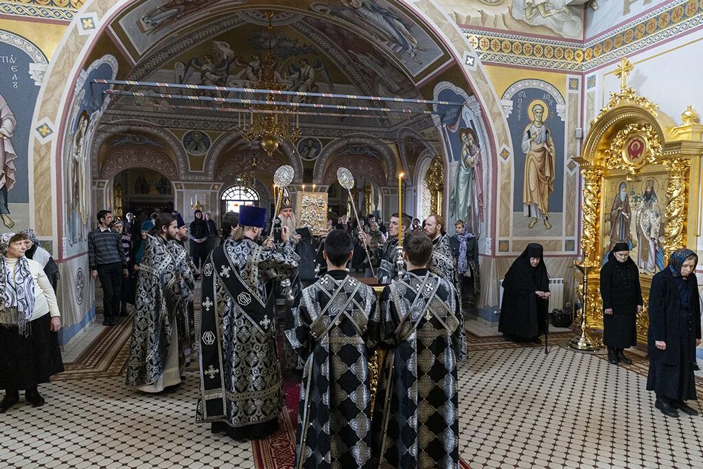 Утренняя служба монастыре. Литургия в Троицком храме в Архангельске 19 января. Утренняя служба в церкви. Утреня богослужение.