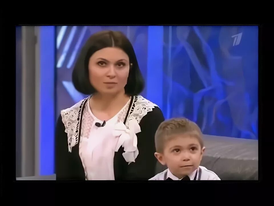 Мальчик учит маму говорить. Нурик учит маму разговаривать. как мальчик учит маму как с ним разговаривать.