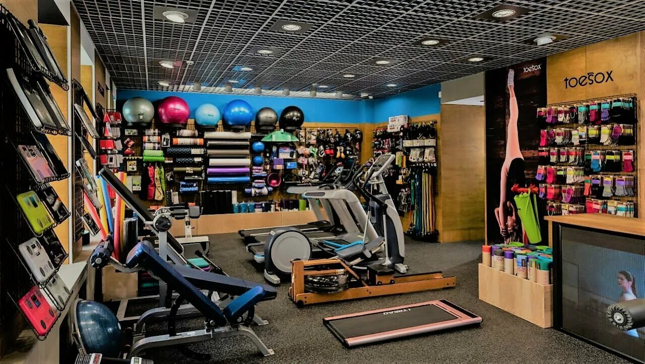 ремонт в спортивных клубах. спортивный магазин фитнес. инвентарь для аэробики и фитнеса. тренажёры в спортзале. оборудование для спортивного зала.