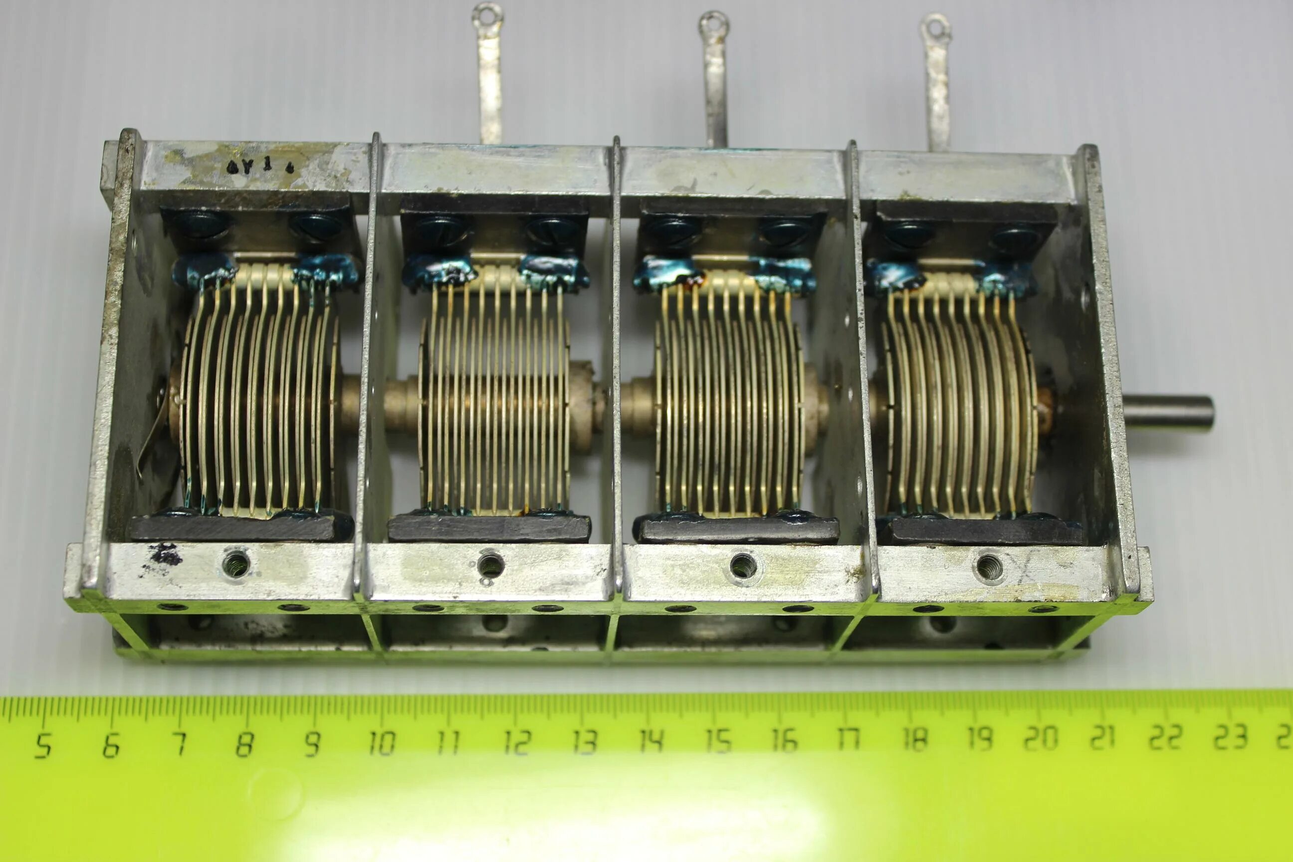 переменный конденсатор с катушками. переменный конденсатор для радиоприемника 7-360. конденсатор переменной емкости кпе 1. конденсатор переменной ёмкости кпе-2. переменный конденсатор с катушками.