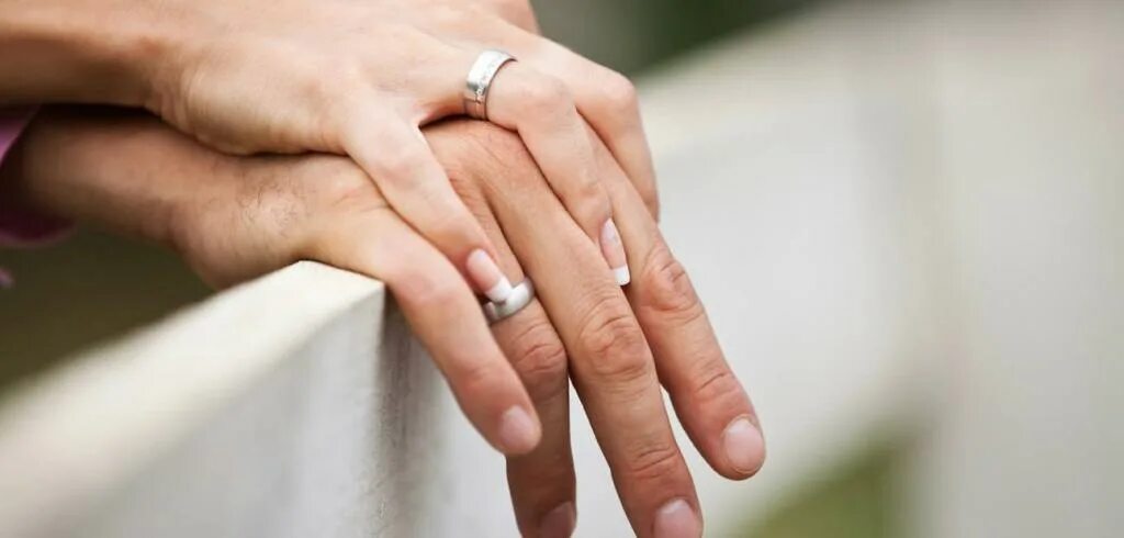 Муж обручальное кольцо. Кольца обручальные классические на руке. Обручальные кольца гладкие на руке. Обручальные кольца мужчине и женщине. Рука в руке с обручальными кольцами.