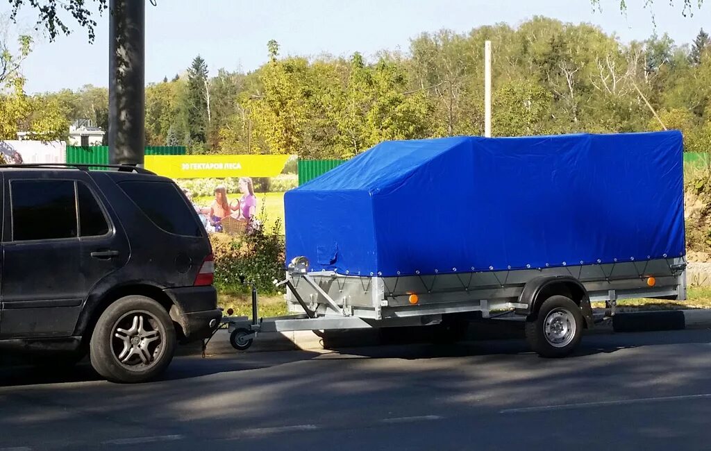 На легковой прицеп нужна страховка. Автомобиль с прицепом. Легковушка с прицепом. Прицепы для легковых машин. Прицеп легковой.