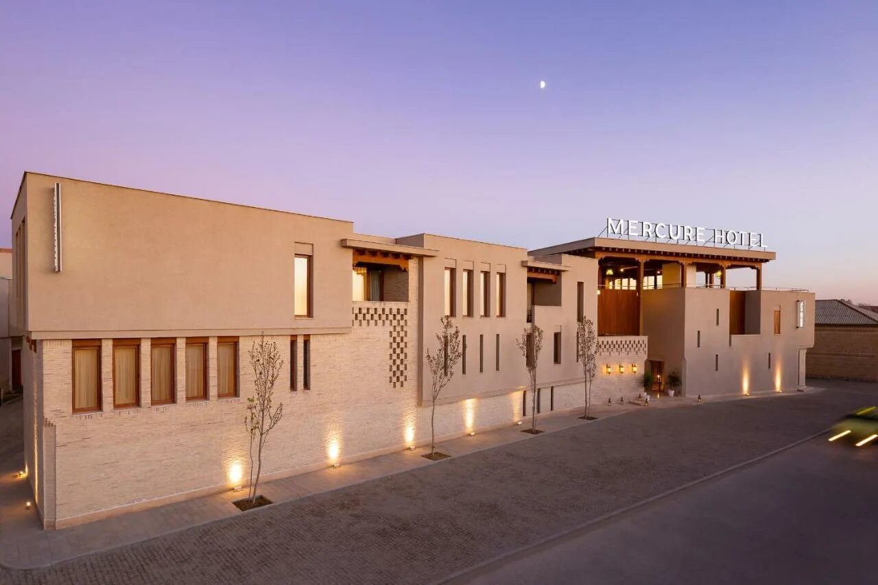 Mercure bukhara old town. Меркури бухара олд таун. бухара отель сузангарон. mercure bukhara hotel.
