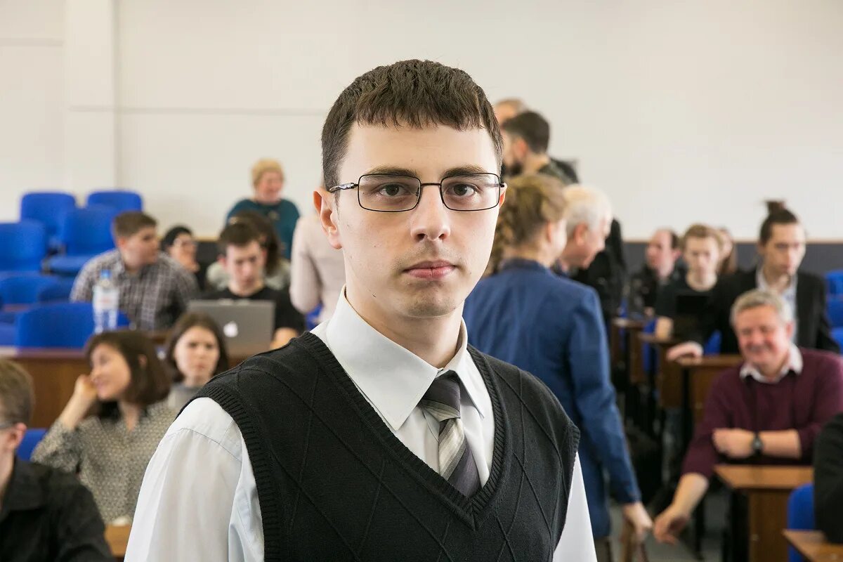 Студент 16. Счастливый молодой человек. Студент 16. Студент 16. Современный студент.