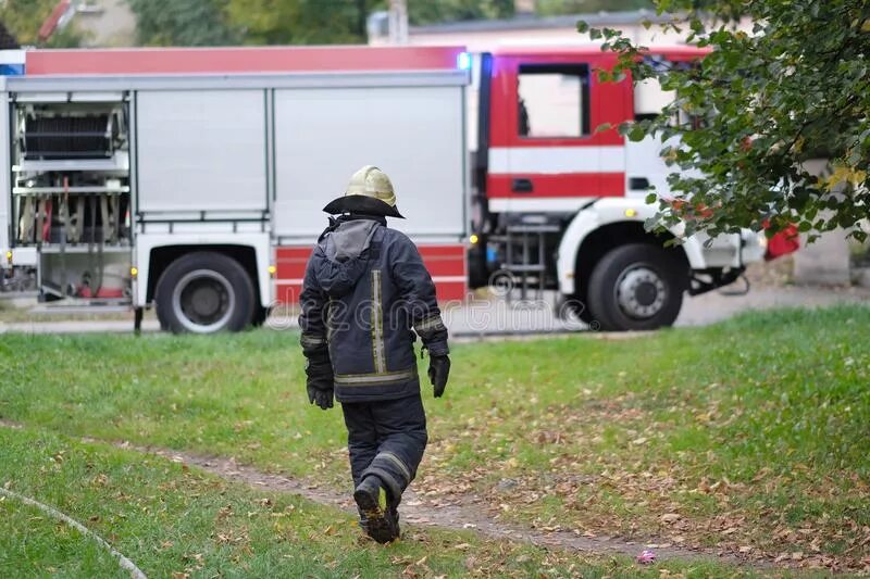 Прикольный пожарник. Пожарный человек. Том идет в пожарные. Зп мчс россии пожарного-спасателя. Фото пожарных.