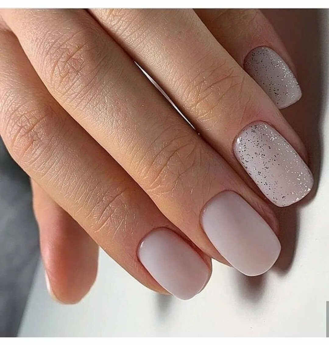 Маникюр на короткие ногти однотонный комбинированный. Одноцветный маникюр на коротких ногтях. Маникюр 2023 зима на короткие однотонные. Зимний маникюр однотонный. Маникюр серый с голубым.