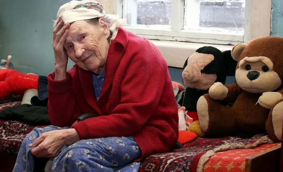 Дети бросили беспомощную старушку. Бабушку обижают. Дети бросили беспомощную старушку. Старуха прикинулась сиротой, поскупилась. Дети бросили беспомощную старушку.