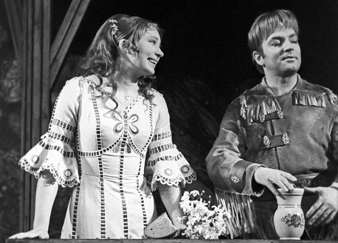 Высоцкий в театре на таганке гамлет. Н. Алла демидова театр на таганке. Литературная газета 1974. В каком театре 6 января 1971 года.