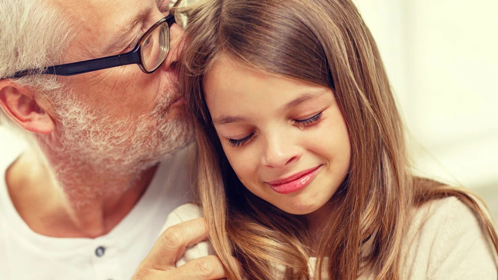 Несовершеннолетние девушки. Мужчина и женщина в возрасте. Сексуальность подростка. Взрослый мужчина и молодая девочка. Молодая девушка со взрослым видео.