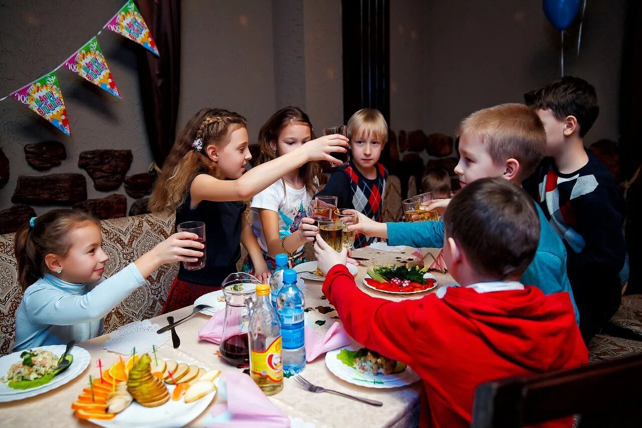 Отметить день рождения петрозаводск. Детский праздник. Детский праздник в кафе. Детская вечеринка. Детское кафе для дня рождения.