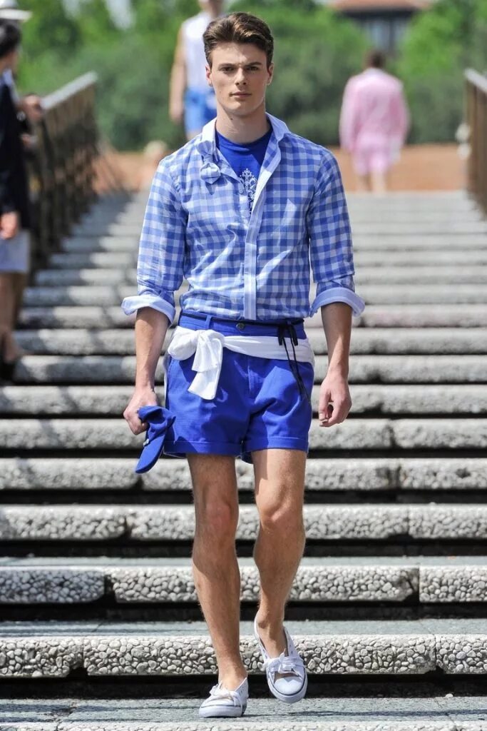 Мужской стиль. Стильный мужской образ. Парень в шортах и рубашке. Одет по летнему. Стильная мужская одежда на лето.