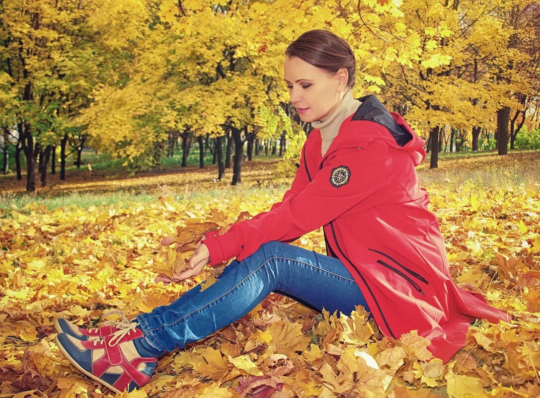 Подпись под осеннее фото. Девушка сидит в листве. Под ногами в лесу шуршат золотые бурые пестрые листья. Осенние шапочки картинки. Подпись под осеннее фото.