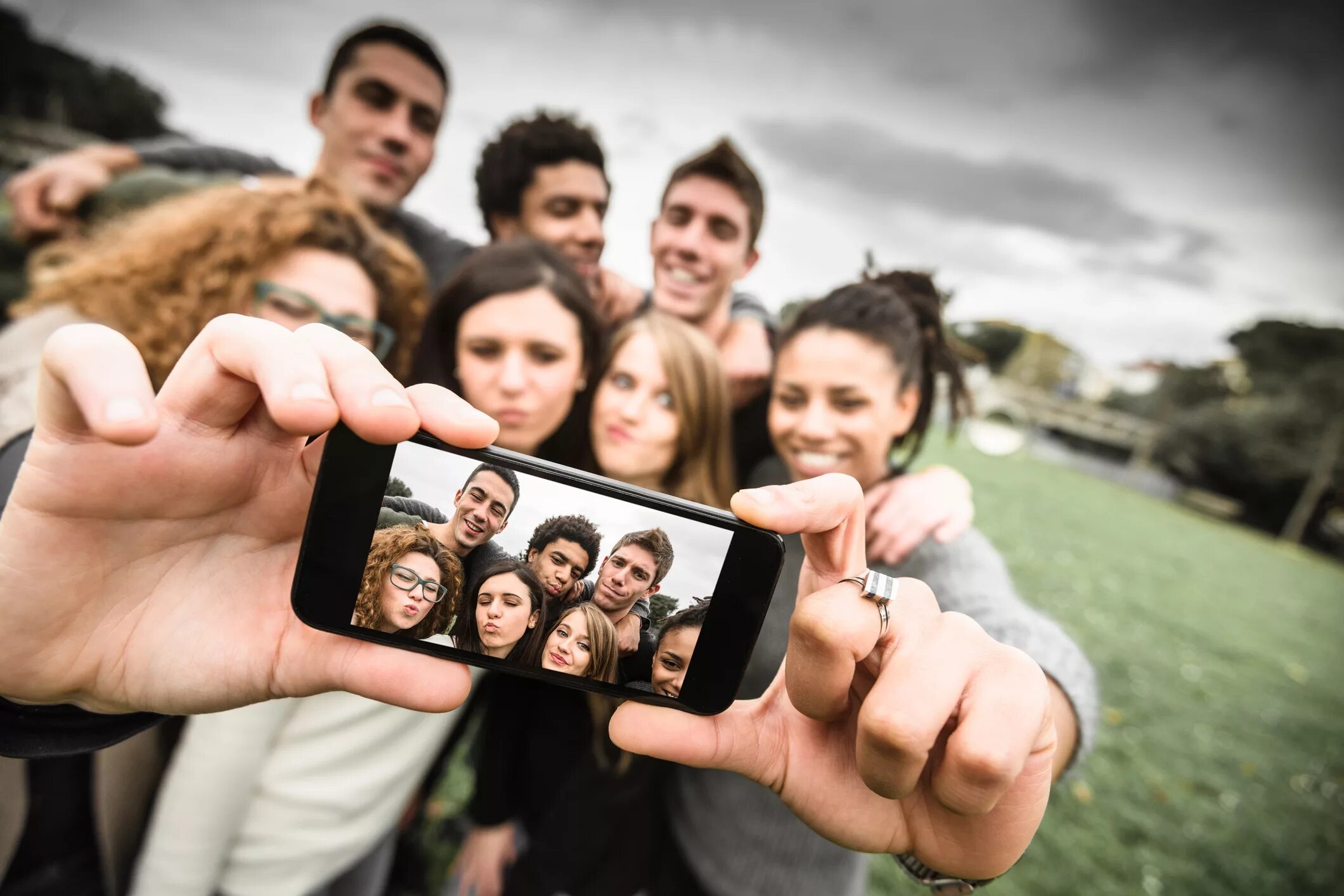 Веселые люди на природе. Необычная групповая фотосессия. Веселые люди на природе. Групповая фотосессия. Идеи для коллективной фотосессии.